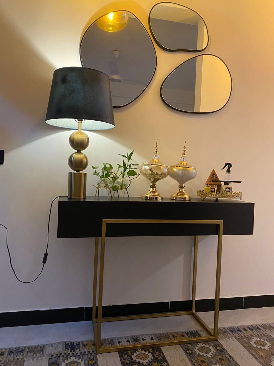 سلام عليكم عندي كونسول للبيع كامل ( مرايه ٣ قطع + ميز ) ويا تيبلام كبير
القياسات الكونسول 
١٢٠ عرض
٩٠سم ارتفاع 
٣٠ سم سمك
السعر الكلي ٣٥٠ الف  للاستفسار الرقم ***********
