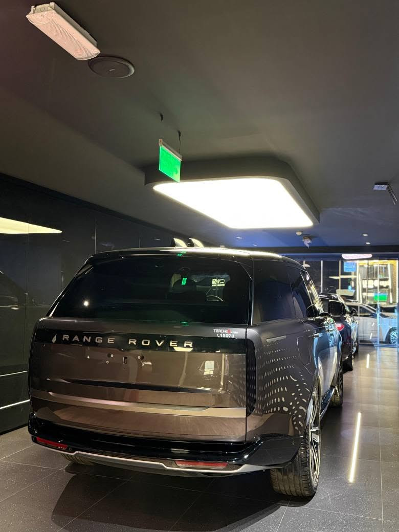 🔥 Range Rover Vogue HSE P400 🔥
✅ محرك 3000 CC
✅ قوة 400 HP
✅ عزم 550 N.m
✅ تسارع من 0 إلى 100 كم/س في حوالي 5.7 ثانية
✅ عداد 2,000 كم فقط (كسر زيرو – بحالة الجديد)
✅ المالك الأول
✅ صيانة وضمان الوكيل
✅ باقة صيانة سارية
✅ رخصة سارية
✅ حماية كاملة للهيكل (Full Body Protection)
✅ دهان المصنع بالكامل
💰 متاح التقسيط والبدل بجميع الأنواع
💰 مقدم يبدأ من 10% فقط
💰 عروض خاصة للكاش
🏎️ لدينا جميع أنواع السيارات تحت سقف واحد
📞 للمزيد من المعلومات: 01050049544 العجوزة, الجيزة


**إذا كنت صاحب هذا الإعلان وتريد حذفه لأي سبب، رجاءا أرسل رسالة إلى الدعم الفني**