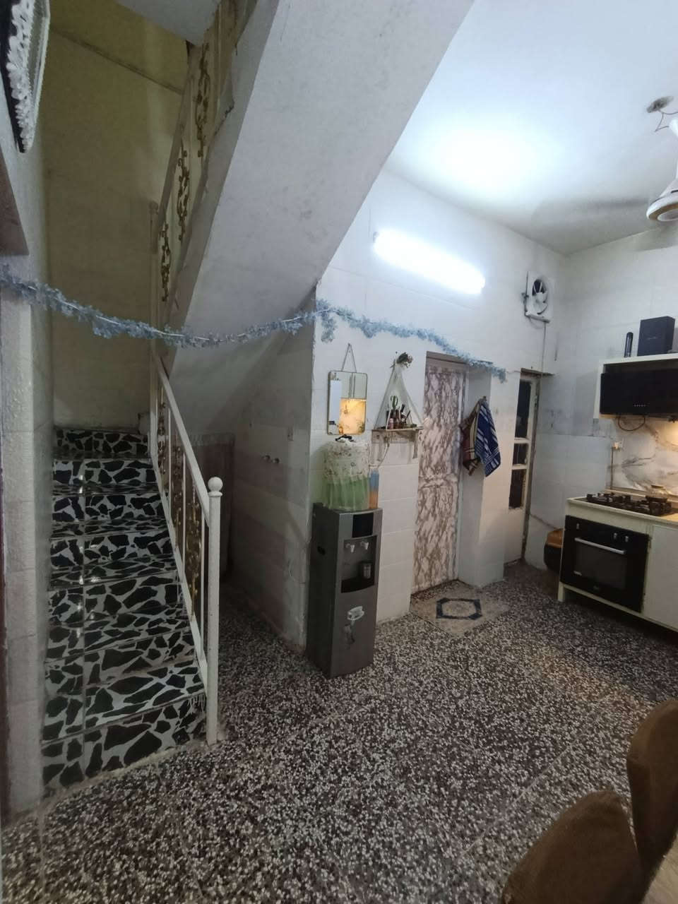 السلام عليكم بيت ٥٠ متر بالطي صاير بنزال حدادة الشمس بدون وقف محوله كهرباء جديدة شرط كهرباء ٢٢٠ ومي متوفر ٢٤ ساعه  وشارع كله قشط مسافه قريبه من الشارع يتكون من صاله ومطبخ وخدمات الطابق الاول وغرفتين بالطابق الثاني للاتصال *********** واتس اب وبسعر مناسب
