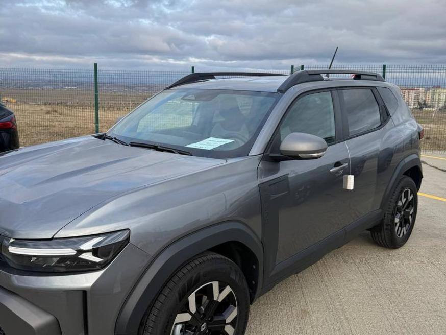 السيارة للبيع من جورجيا تبليسي العاصمة الجورجية 🇬🇪 
رينو داستر 1.3 موديل 2025 
المسافة المقطوعة 0كم 
المعروضة بالسعر جورجيا 126ورقة 

نوع الهيكل: سيارة رياضية متعددة الاستخدامات (SUV)، الحالة: جديدة، نوع المحرك: بنزين، القوة: 150 حصان، سعة المحرك: 1.3 لتر، نظام الدفع: أمامي، عدد الأبواب: 4/5، عدد المقاعد: 4-5، لون الهيكل: رمادي


**إذا كنت صاحب هذا الإعلان وتريد حذفه لأي سبب، رجاءا أرسل رسالة إلى الدعم الفني**