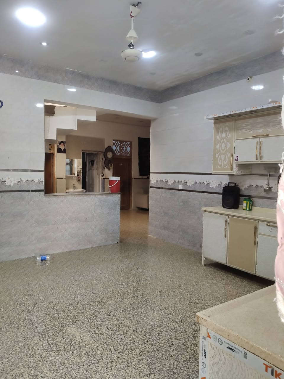 السلام عليكم اخوان.
بيت للبيع في منطقة الرئاسه بلزراعي خلف محطة الكهرباء اول شارع خلف شارع 20 المساحة 200م  يحتوي على استقبال ومطبخ بلوجه وصاله وغرفتين نوم وخدمات.
للاستفسار مراسله الصفحه او الاتصال ***********@
