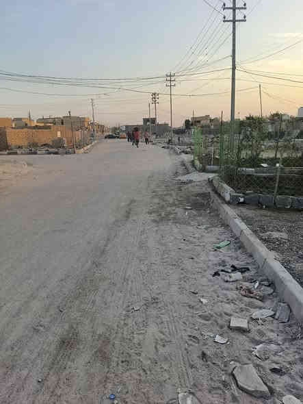 بيت للبيع 200متر جميع الخدمات بل فدرء شارع المدارس بناء حديث غرف 2ديوانيه صاله مطبخ صحيات السعر37 رقمي *********** البيت تجاوز
