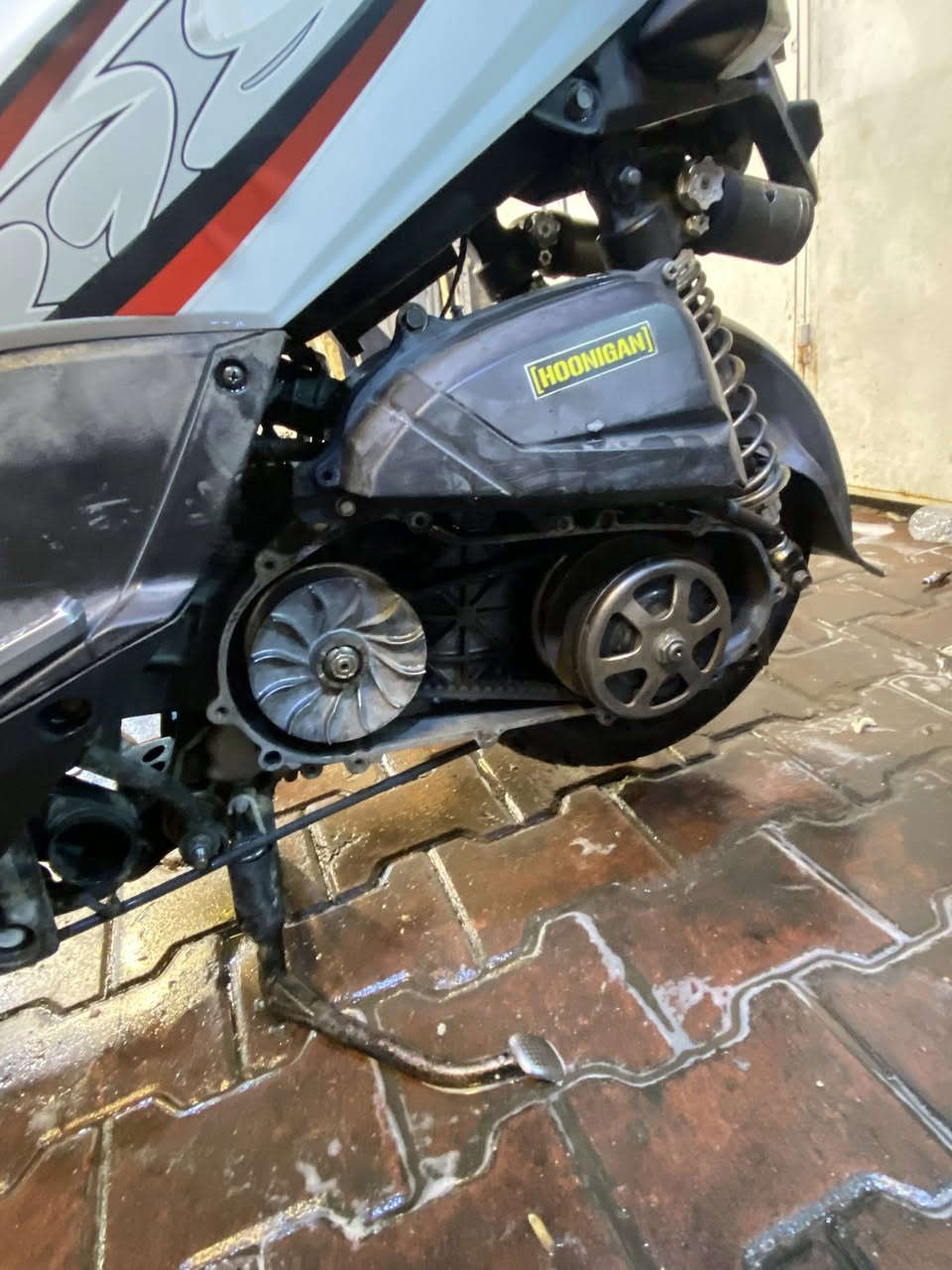 السلام عليكم شباب جيتي ار للبيع الدراجة جديدة بلكارتون بيها هواي غراض مكينة 58.5كور رياضي بصمة 
بيها صدر امامي DMSبيها دبل خلفي DMSبيها فلاوين NCYبيها يدات بريك اصلية كلجات كودو أصليات بيها صالصنة فكتوريا قطرة دهن وأكسل رياضيات وبعد بيها هواي غراض مذكرتهن كفرها الأصلي موجود احمر بس تعبان الدراجة خير من الله عارضها ب١٣٥٠بيها مجال مكاني الوزيرية ***********
