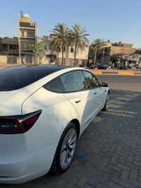 تسلا موديل 3 2023 للبيع فقط بدون مراوس  ماشيه 38 الف mil قابل للزياده ...