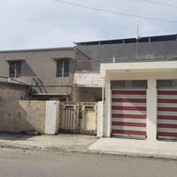 دار للإيجار • ٣٠٠م • ركن شارع ام وليد