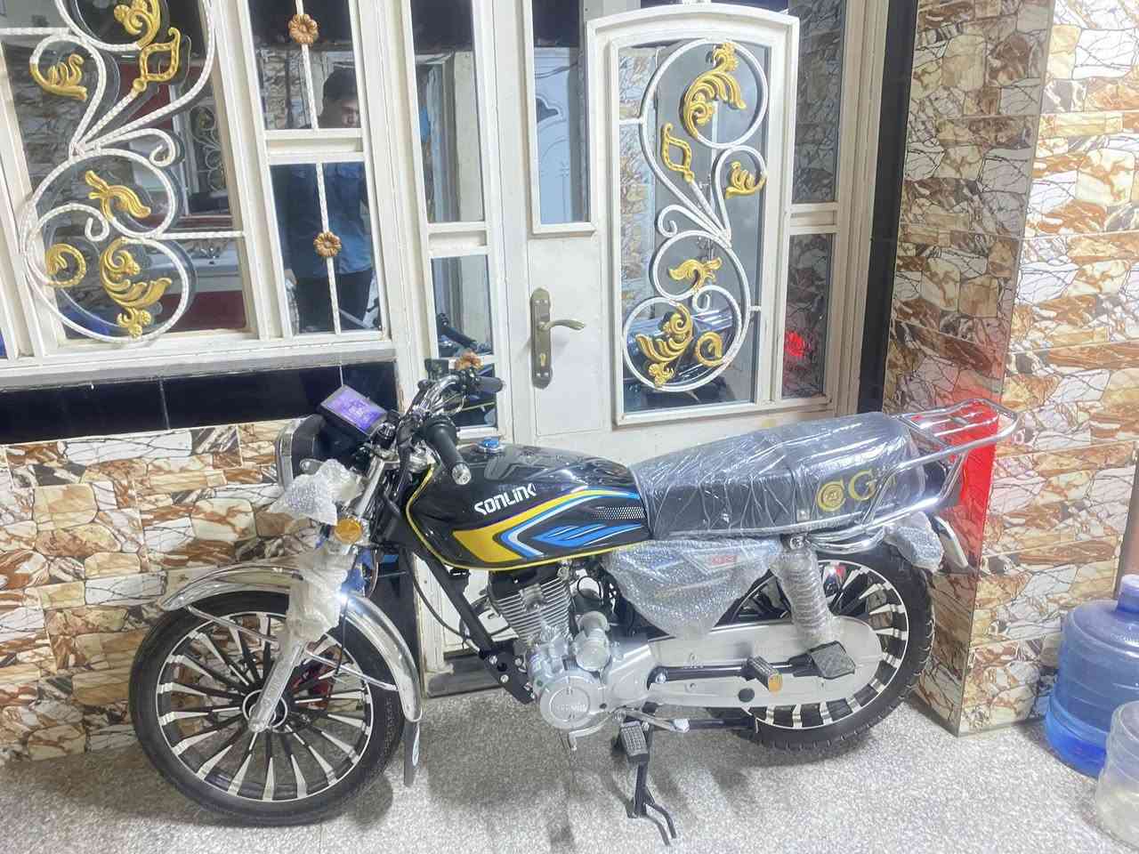 سلام عليكم دراجه زيرو البارحه نزلتها    بعدها ع دهن الشركه *********** مكان خالص  مطعم سامان
