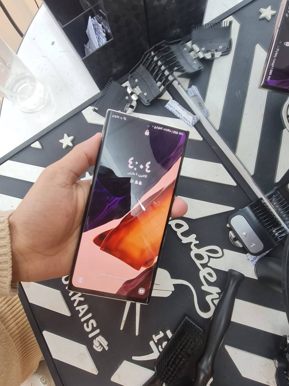 سلام عليكم  اجهزه نوت عشرين. العدد(2)   واحد شاشه ابيع مثل ماموضح بصوره شاشته تعبانه ابيع شاشه لباقي مكفول كله شغال ) الجهاز ثاني مكفول من كلشي عدا سيمكارت ميشتغل بي *********** كلش نضيفات
