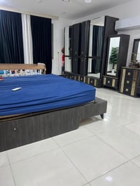 عندي 3 غرف  نوم للبيع وسرير طفل وطباخ وكاونتر للبيع و معرض بلازما للبي...