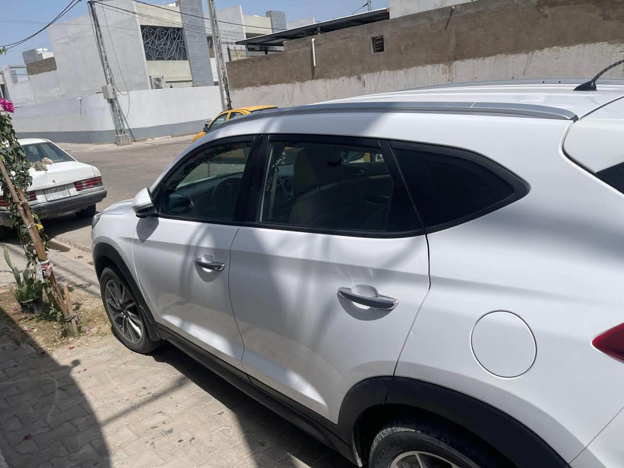 سياره توكسان خليجي للبيع 
موديل ٢٠١٨ 
السياره رقم اربيل 
ماشية  ١٩٠ الف كم فقط 
السيارة مكفوله توجد باردات بسيطه جدا 
سايد بريك بالرجل 
كرسي كهرباء ١
محرك ٢٠٠٠ دوش 
تحكم ستيرن
حاجب نهاري 
كشافات زينون
حساس خلفي 
مري شفط ويا القفل 
عدسات بلمري الجانبيه 
الاضاءة الداخلية لون لد أبيض 
مخرج Aux 
مخرج usb 
لد امامي 
الايت زنون ومتحركة العدسات ويا الاستيرن 
اشاير بلمري 
يدات نيكل 
قطعتين تبريد 
ويل ١٨
السياره سعره 170 ورقه 
مكان السيارة نجف 
وهذا رقمي 
***********
