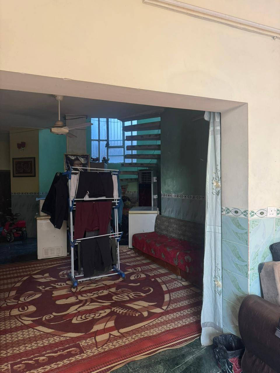 السلام عليكم ورحمة الله وبركاته اللهم صلي وسلم وبارك على سيدنا ونبينا محمد وعلى آل بيته الطيبين الطاهرين ... من رخصة مسوؤلي الكروب ... يوجد قطع من بيت للبيع طابو صرف سكني بناء نهاية عام ٢٠١٢ بجانب الرصافه ناحية بغداد الجديده بمنطقة الامين الثانيه نواب الضباط سكينه وكريات بسايد جامع الرحمن ( مقابيل التشجير ) قبل الجامع ب١٠ بيوت  ويبعد عن سريع القناة مسافة  ( ٢٠٠ ) م   مساحته 110م  جبهه 4.40م ونزال 25 م ( غير مقطوعه ) من اصل ٣٠٠ م  مساحة البيت الكليه ... رصيف البيت عرض (  ٤  ) م .... وعرض الشارع (  ١٥ ) م  ومقابيله تشجير  ... يتكون من ثلاث طوابق ... الطابق الارضي يحتوي على ...  كراج  + استقبال + حمام 
وتواليت شرقي (مشترك )+ منور كبير +حولي مع الدرج  + غرفة نوم  والطابق الاول يحتوي على ... ( ٢ ) غرفة نوم +  بلكونه  +  حمام وتواليت مشترك شرقي وغربي والطابق الثاني يحتوي على ( ١ ) غرفة نوم + حمام + تواليت شرقي + سطح اولي صغير ... ويوجد فوق الطابق الثاني سطح للبيت كبير   ....  ملاحظه/ البيت غير مقطوع.... ينقطع من البيت الي بالصوره المرفقه .... من جهة الحايط الي بي التانكي الاحمر ... وهاي الصفحه يوجد بيه كل الخدمات ... ويكون القطع على المشتري  ......   ....  للإستفسار الإتصال على الرقم واتساب *********** ( اترككم مع الصور + مقاطع الفديو... الخاصه ب ١١٠م  )
