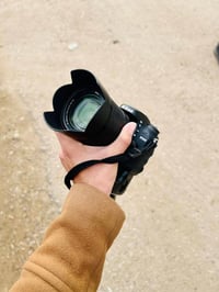 كاميرا 7200 مع كامل ملحقاتها  كاميرا ٧٢٠٠ نيكون مع عدسة١٨-١٤٠ و جنطه و...