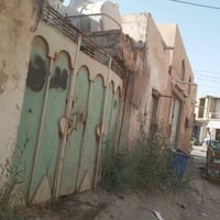 بيت بلسوق 150متر واجهيه 10ونزال 15 موقع تجاري  مكون 6غرف ومطبخ وصاله و...