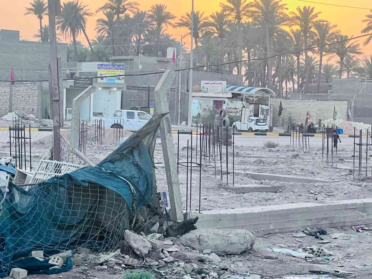 سلام عليكم بيت للبيع مساحته 140متر طابو زراعي سند 25
 
ابسمه شخصينا بناء حديث وكامل درجة اولى  من صاله ومطبخ وكلدور وغرف نوم كافت خدمات موجوده من ماء وكهرباء وشارعه عرضه 8متر
مكانه حلوه وامرتب
خلف تجاري مال شارع 100
لاستفسار اكثىر او مراجعت مكتب بهاء الجشعمي اللعقار العنوان حله شارع 100قرب جسر المشاه 
او
الاتصال على الرقم التالي 
***********
