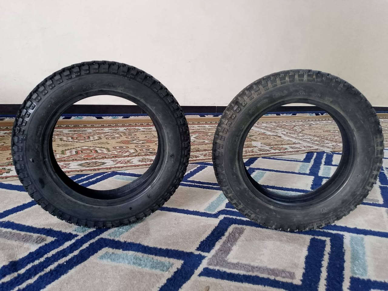 السلام عليكم..
اربع تايرات للبيع حجم 300/10 صنع تايوان
چوبلس بدون چوب يتركب على الرنگ بدون چوب.
للاتصال على الرقم  ***********. واتساب
