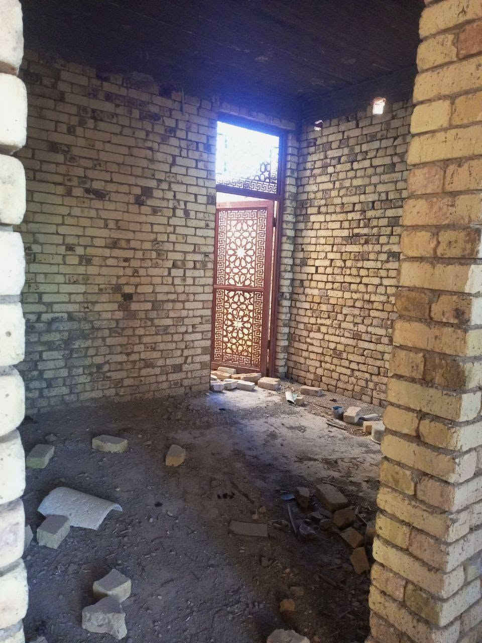 هيكل بلكوت الجديده شارع الاقواس ٢٠٠ متر بي ٣ غرف نوم غرفتين جوه ومطبخ وصاله واستقبال وحديقه داخليه ومجموعه صحيات داخل وخارج والطابق الثاني غرفه وبيتونه مجاري كامله بي معامله بلبلديه ب٥٥ وبي مجال ***********
