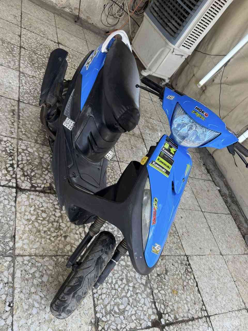 السلام عليكم للبيع ماكس عدله 49 دراجة نكره سلف بكل وقت شلعة معدل مكينه بدون لا نضوح ولا تبخير ولا صوت خير من الله تايرات امامي خلفي جدد صدر امامي خلفي شغال كهربائيات ضفيرتها بلادي سلف شغال لدات امامي خلفي شغاله باقي الدراجة موضحه بالصور البك لايت موجود 
السعر المطلوب  425 الف وبي مجال بسيط
العنوان بغداد حي الجامعة شارع الربيع 
***********
***********
