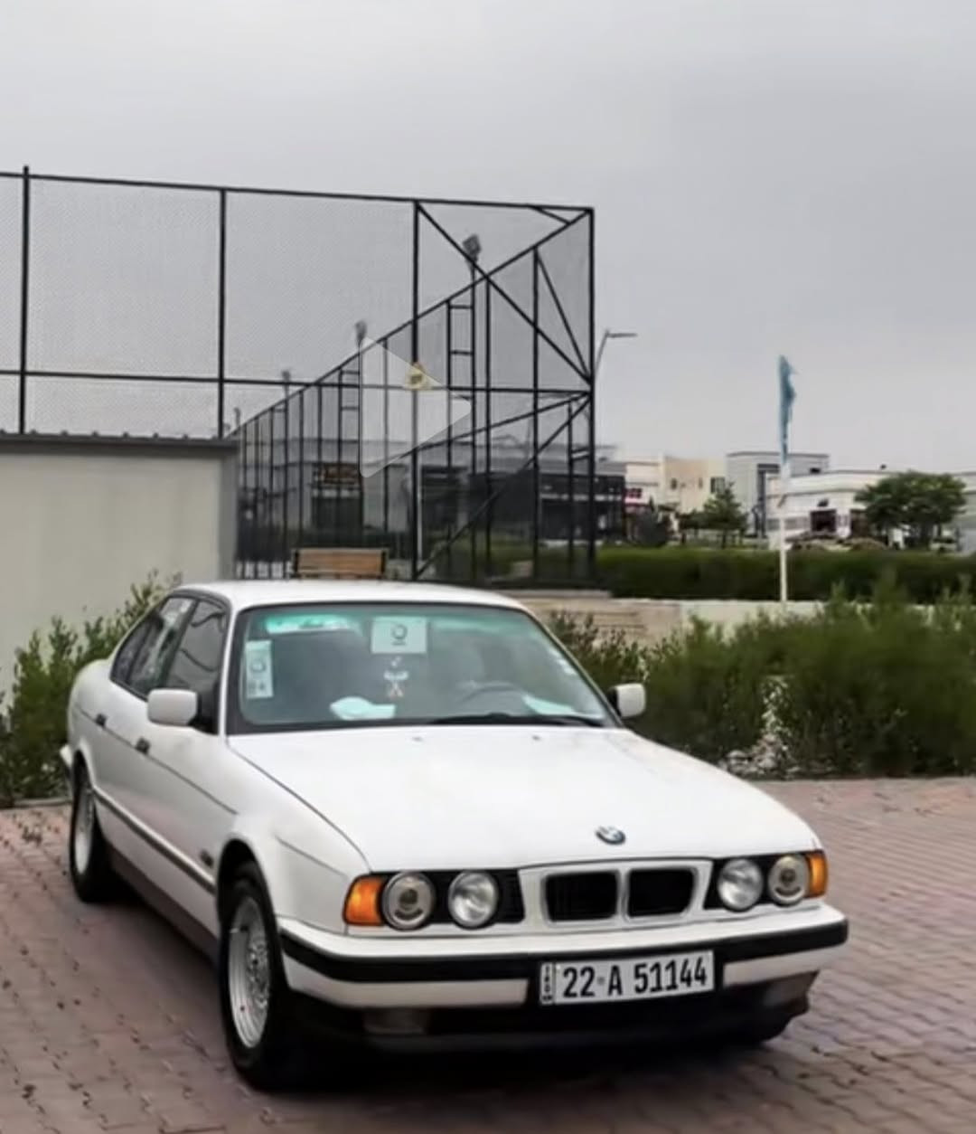 BMW موديل ١٩٩١ حجم ٥٢٥ فول بدون فتحت سقف تخم تاير داخل صاج رصاصي ***********
