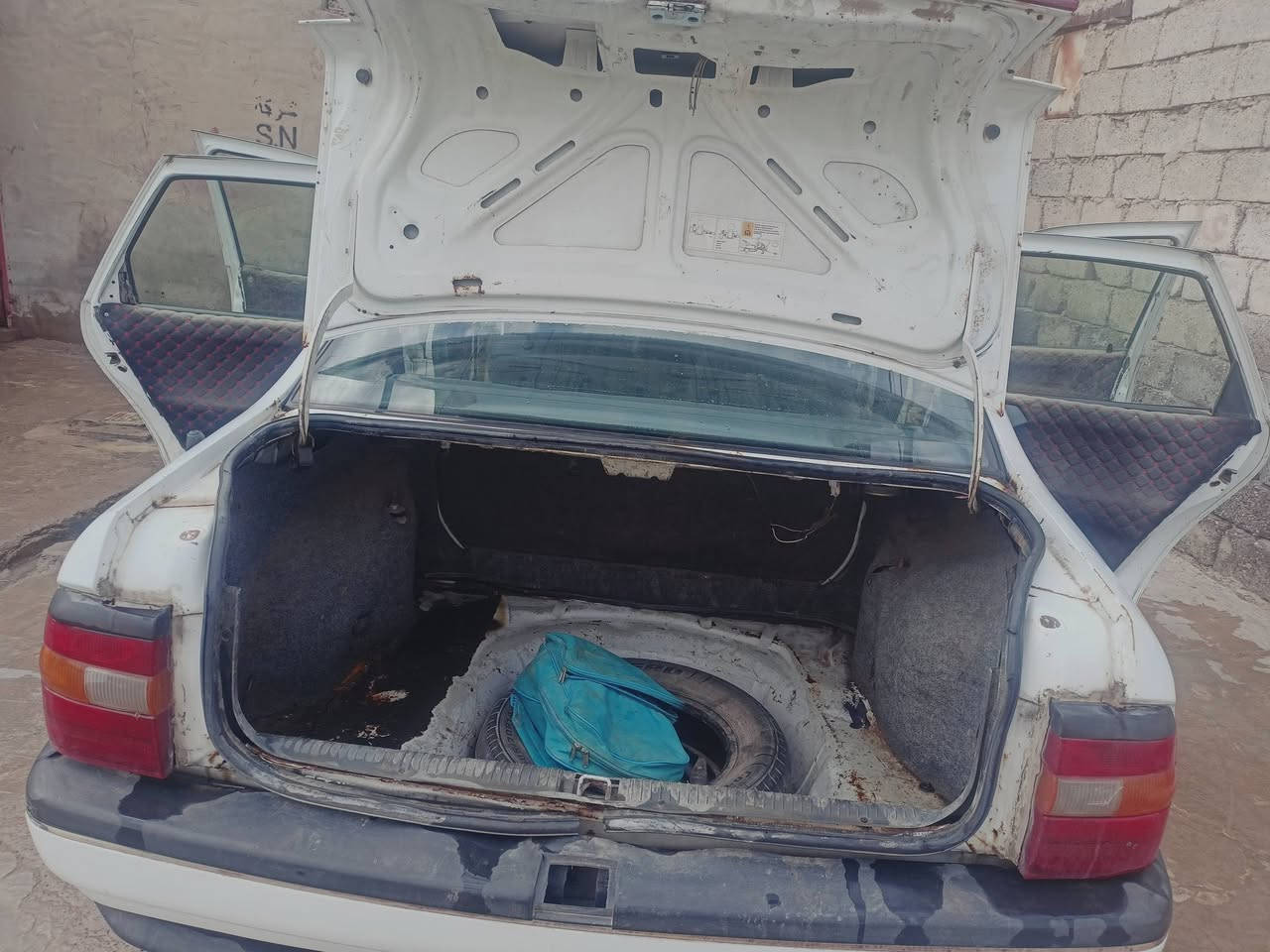 سلام عليكم اوبل فكتره
لون ابيض رقم دهوك
موديل 92 شرط تحويل
لا صبخ ولا معجون بيها 
 اشويه بل باب بارد وشويه بل جاملغ بس الباقي كلها الشرط 
كير عادي كير شرط مال كصه
محرك بديه صرف 
سياره حجم 20 
مكان موصل بعشيقه
السعر 40 وبي مجال
رقم هاتف *********** تحياتي للجميع
