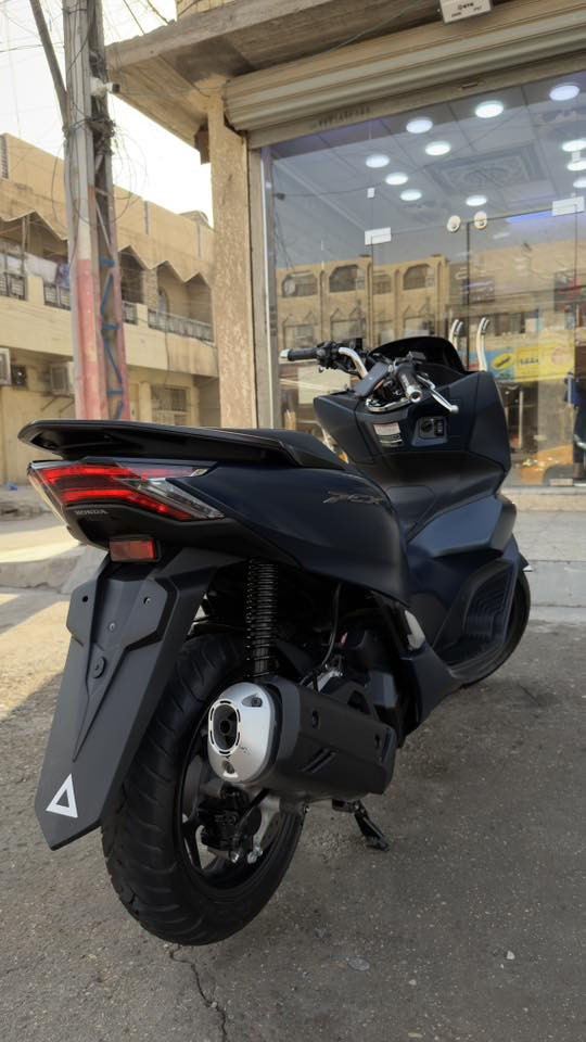 السلام عليكم
Pcx الجيل الرابع 

اخوان دراجة جديدة (يابانية) اني ماخذها زيرو جنيتها سنة وماشية تسعة الاف اللون نيلي طافي (مات) مكفولة كفالة عامة من كلشي تجي تفحص وعيني الك وشرط احلى من صور اوراق الدراجة كلها كاملة موجودة مع المنفيس مكاني بغداد الشعب 

السعر 34 ورقة 

للاستفسار: ***********
