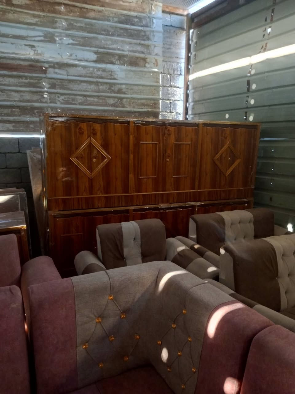 انواع الاثاث الجديد و المستعمل في مزاد الامير 
عنوان ام العضام قرب مكتب المدينة للعقار 
***********
