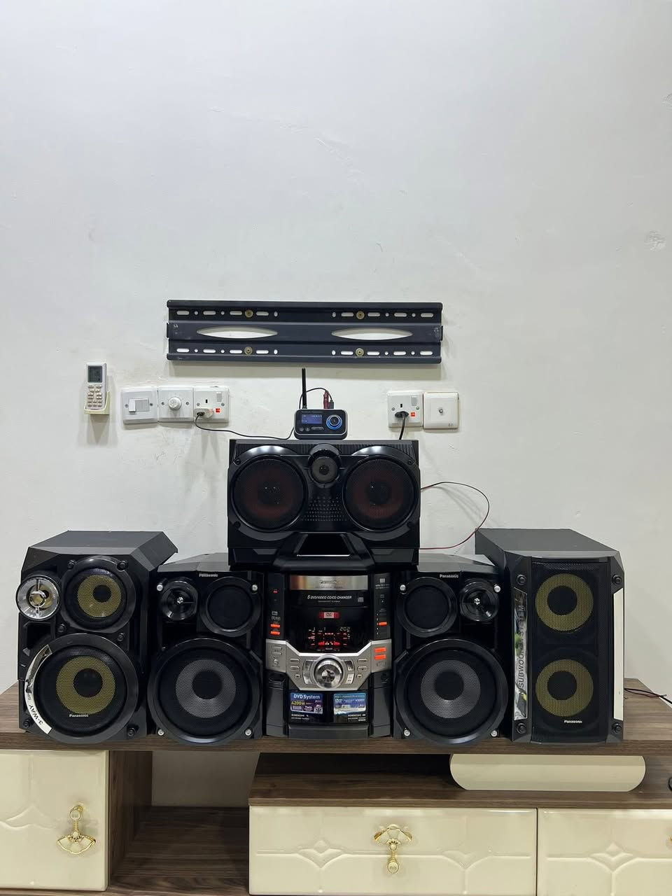 السلام عليكم اخوتي سستم صوت خرافي للبيع اخو الجديد كلة على وضع الشركة مامفتوك 5 اقراص ياخذ وثنين كاسيت وAUX جهاز اصلي صوت محيطي مكاني الدورة /السعر 225 ***********
