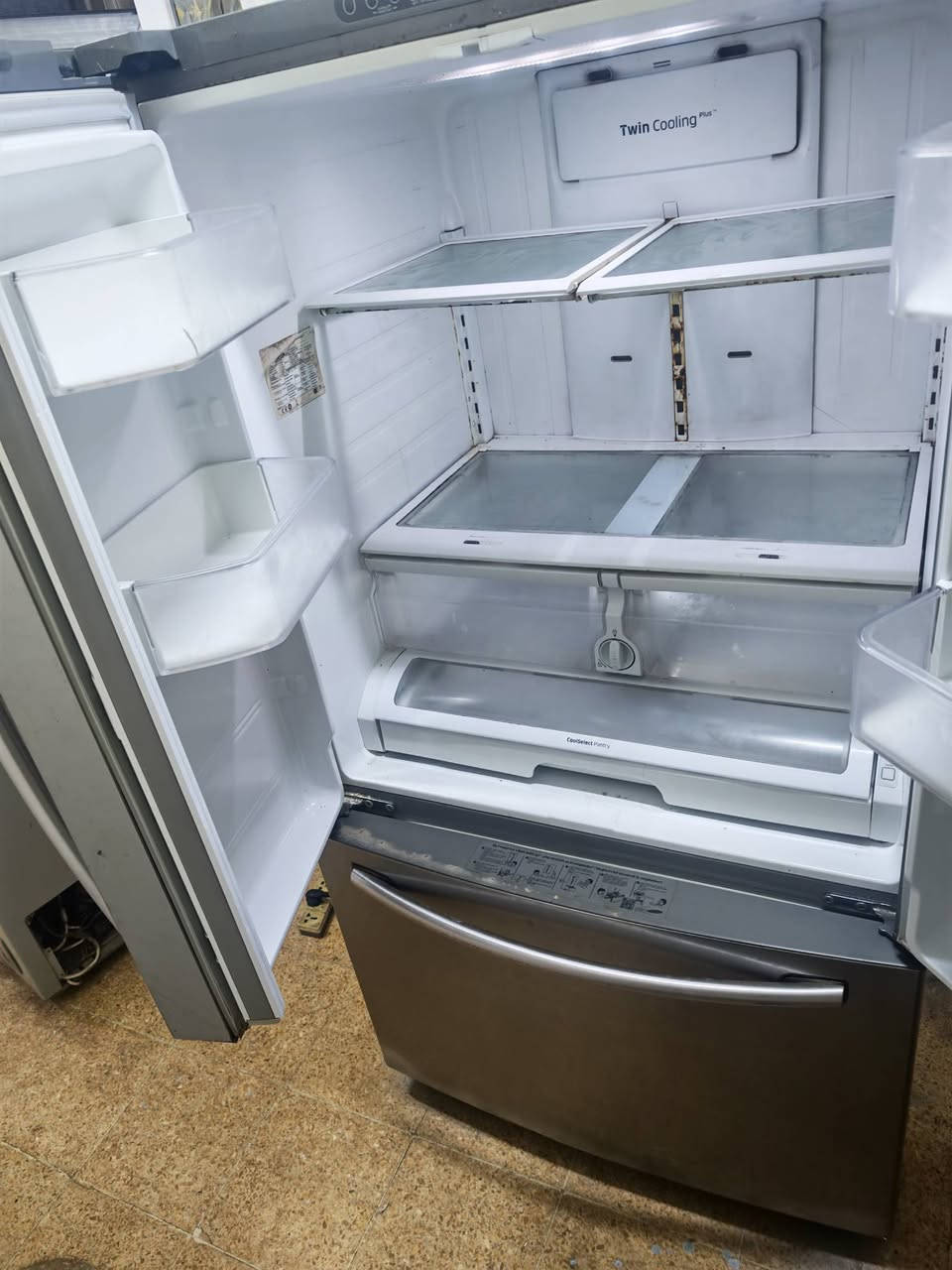 ثلاجة سامسونك هيه ثلاجه هيه مجمده جديده اكبر حجم قفل 500 ليحب يتصل ***********
