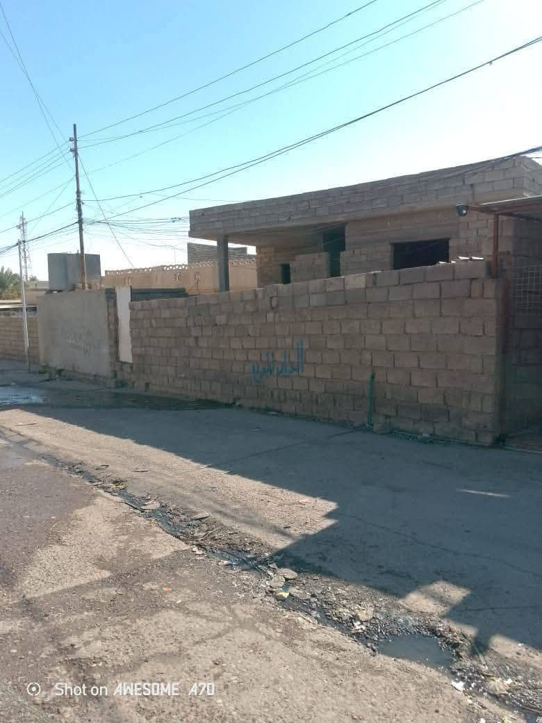السلام عليكم
بيت  سند  للبيع ويرهم مراوس ويرهم مقدمه ولباقي قسد
مساحة  300 متر
يتكون البيت
من غرفتين
ومطبخ
حمام و ربعة
البيت هيكل
المكان السوسة
جيران بشير الدخيل
ومحمود العگلة
واسماعيل الحماوة

للاستفسار الاتصال على الرقم
***********
