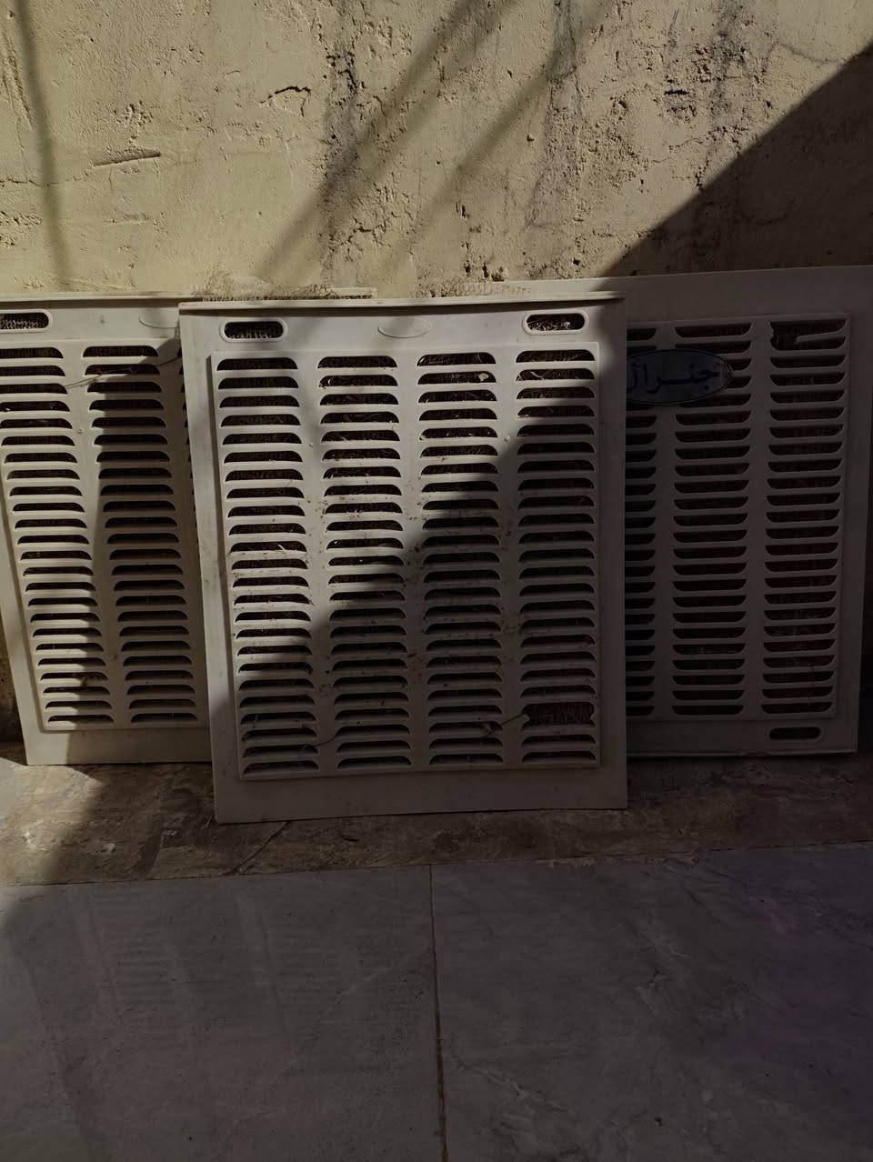 مبرده للبيع
ماطور جديد
قايش جديد
المبرده شغاله 
بيبان 3وياهن 
الي يشتري يطبلي خاص 
السعر 60الف
الرقم واتساب ***********
