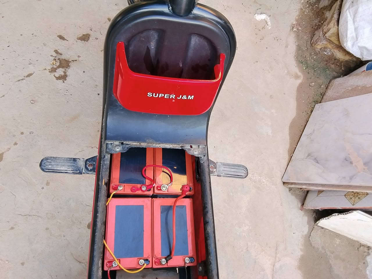 سلام عليكم دراجة شحن للبيع ٤ بطاريات جدد كاملة مابيه اي نقص سعره ٣٠٠ مكاني بغداد  سريع أبو غريب حي الشهداء ***********
