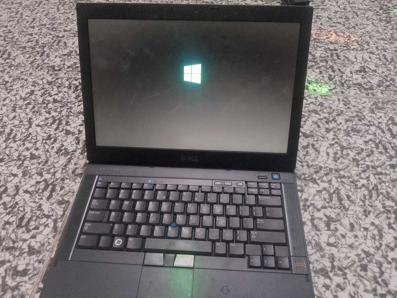 السلام عليكم لابتوب للبيع شغال اي عطل ما بي فقط بطاريه يراد مكان بغداد المشتل ***********السعر 60بي مجال
