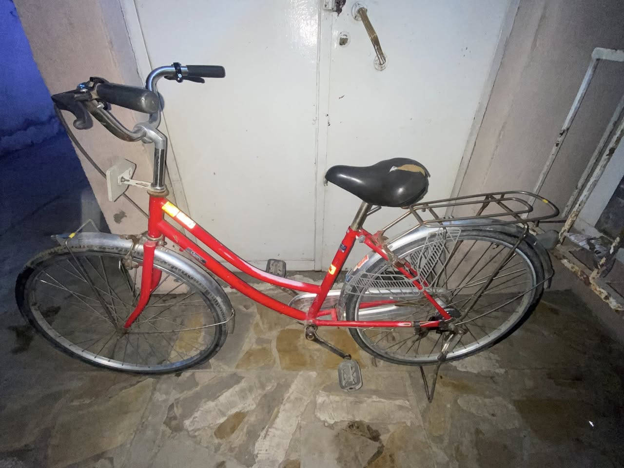 السلام عليكم بايسكل 🚲بطة للبيع  لون احمر🔴ما بيه نقص ولا برغي نقص فقط قمچي مال بريك    امامي بريك خلفي شغال بلمكان قفل  البايسكل شغال وبيه مفتاح    البايسكل يخبل ولون مميز 
السعر ٧٠ وبيه مجال       المكان بغداد الجديده   قرب الملجأ للاستفسار  رقمي ***********
