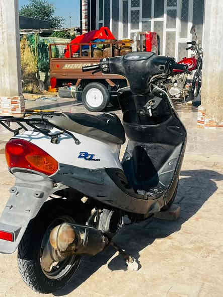 سلام عليكم دراجة للبيع تسعه زروف ياباني كاملة من كلشي كلوباات اشارات ما نقصها شي مكينه ناعمه حصرها حلو تايرات جدد دبلات جدد قفل صندوك جوزه بلاديه عداد بانزين مفتوحة مرة وحده مكاني القرنة الثغر يم الملعب ١١ السعر ٢٧٥ رقم الهاتف ***********
