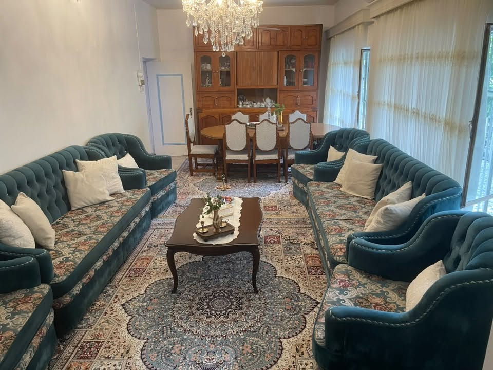 السلام عليكم دار للبيع مساحة 295 طابو صرف منطقة مصطفى راغب موقعه ممتاز بين الجبل و شارع اربعين يبعد تقريب 50 متر عن شارع 40 المنطقة تعتبر قلب مدينه الحلة كلشي قريب عليها البيت بناء قديم بس ينسكن بيه مترمم جزء منه و اكو جزء بناء سنه 2010 البناء طابقين الطابق الاول يحتوي غرفه و صاله و استقبال و هول و مطبخ حار و بارد و مجمع صحيات و الطابق الثاني يحتوي 4 غرف و مجمع صحيات و مخزن سندويج منطقه حلوة خدمات ممتازة ماء كهرباء مجاري بوقت المطر الشارع يعتبر ناشف ميفيض ابد الشارع مقرنص المدارس كلها قريبه جدا من البيت  و روضة متوفره سعر المتر 3 قابل للتفاوض للاستفسار ***********
