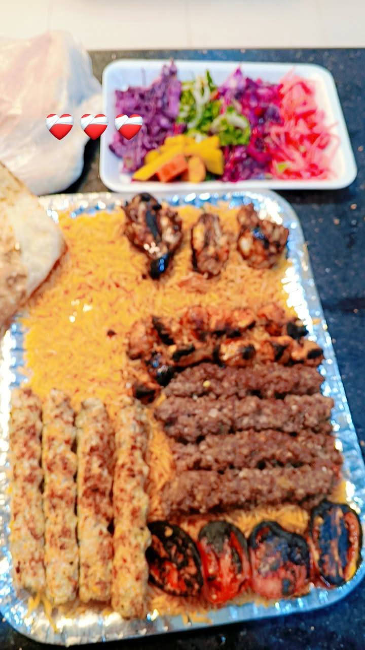 مساء الخير 😘 
عروضنا ما تخلص كل يوم عرض 
اليوم العرض ب 15الف 
4نفرات مشكل مشاوي مقبلات خبز تمن
نفر كباب دجاج 🐔 
نفر كباب لحم 😘
نفر تكه دجاج 😘
نفر اجنحه 😘
عنوانه صلاح الدجيل 
الدجيل شارع الرئيسي 
أرقام هواتف المطعم ☎️🛵 توصيل 
***********
***********
