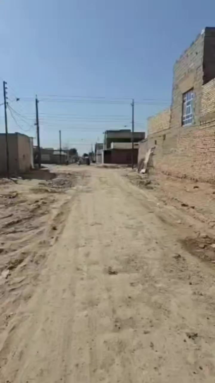 السلام عليكم بيت ٢٠٠ متر للبيع يتكون من استقبال ٨×٤وغرفتين ٤×٥ومطبخ حار وبارد ٥×٥ وصاله وصحيات خارجيه وداخليه سطح شتايكر جديد سيراميك وكاشي ومجاري كله جاهز ومتعوب عليه  سعر ٧٥وبيه مجال بسيط
هاتف***********
