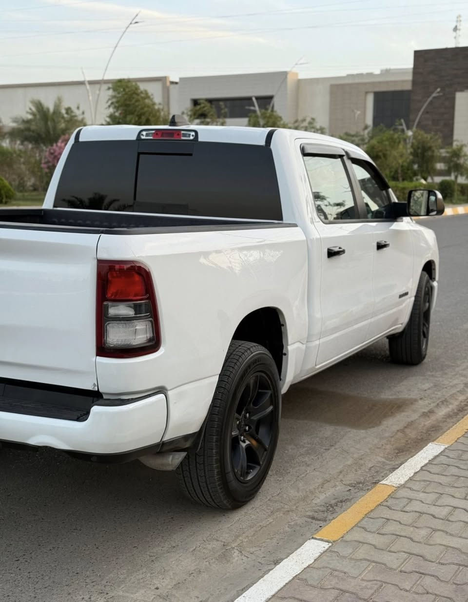البيع رام بك هورن 

شاشه كبيره 

دبل قاصه 

ماشيه 100 الف 

موديل 2023

سنويه تسقط 2031 

ترقيم جديد 

سياره دخول جديد 

رقم أربيل بسمي 

محرك 3600 

لون ابيض 

باب طويل بدي قصير  تو ويل @إشارة

ضرر السياره شبر بل باب مال بدي 

وبل جاملغ ضربه بسيطه 

سياره على وضع الشركه 

تحويل ثاني يوم 

تخم ويل 

تخم تاير 

سعر 295 $ 

مكان السيارة 

صلاح الدين تكريت 

‭٠٧٧١ ٠٠٩ ٩٨٨٢‬

