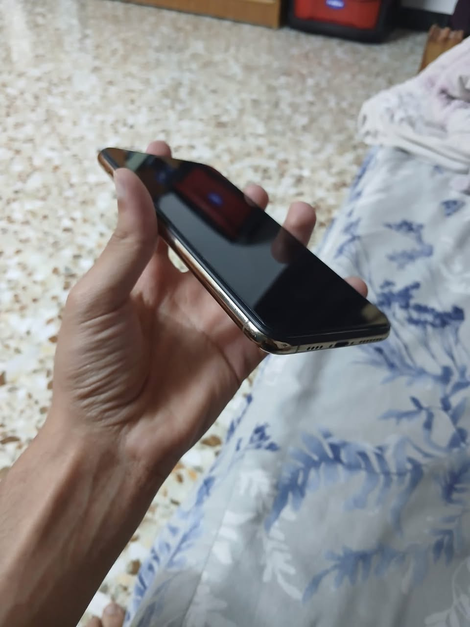 آيفون X max للبيع
ذاكرة 256 السعر 175
طرف ضهره الجوه مكسور مثل ما واضح بلصوره 
مكاني بغداد الشعب
الرقم ***********
