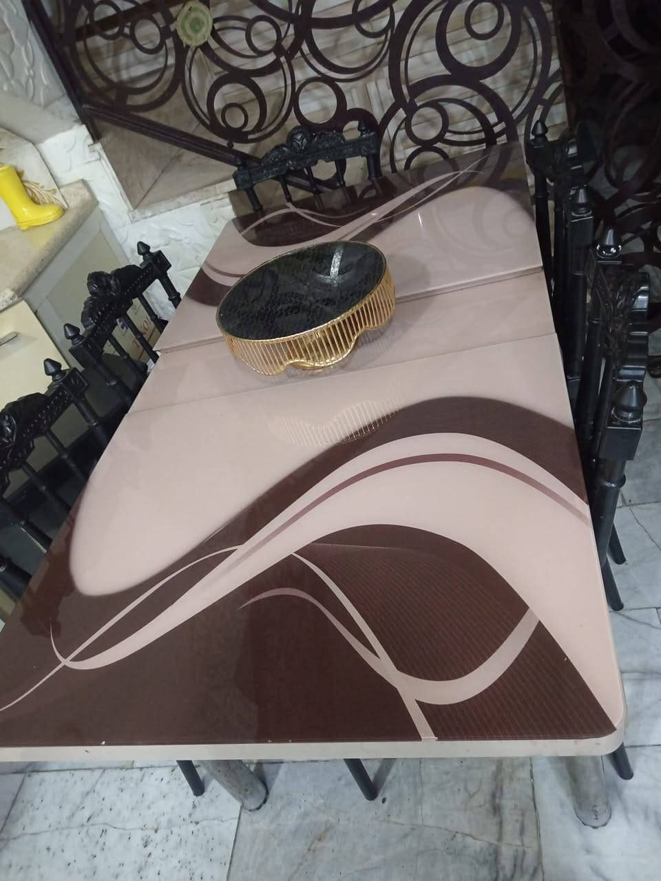 السلام عليكم ميز طعام كامل نضيف جداً مع الكراسي سعره ١٢٥ وبي مجال
***********
