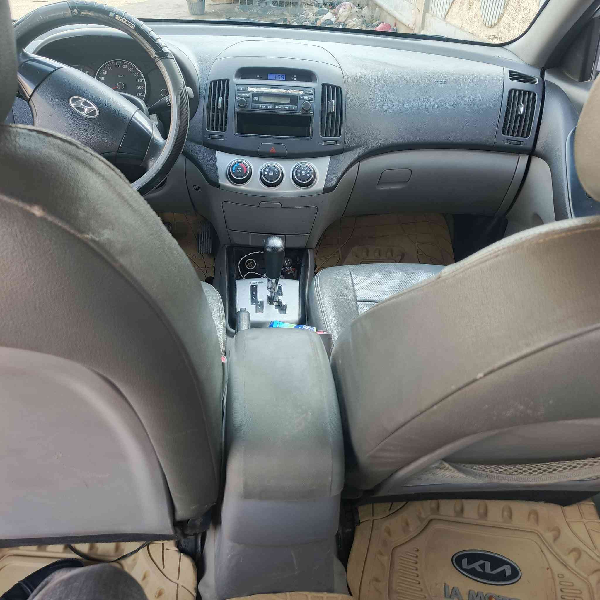 سلام عليكم
النترا موديل 2009 سنويه ورقم انكليزي متومه 
مكينه وكير مكفولات سياره نضيفه العنوان شطره
السعر45 
الرقم-***********--
