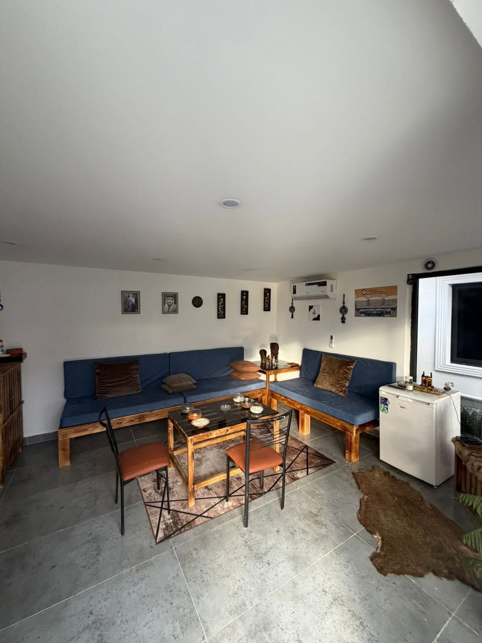 بيت ركن للبيع مجمع كنجان 
بيت ولا اروع وتفاصيل راقيه وموقع مميز✨
يتكون من كعده خارجيه 🏡
واستقبال والمطبخ حار و بارد 
و ٦غرف نوم وبيها ١٠ مجموعة صحيات 
ومزبح وحديقتين و الواجها تجي مرمر 
للتفاصيل اكثر:
***********
