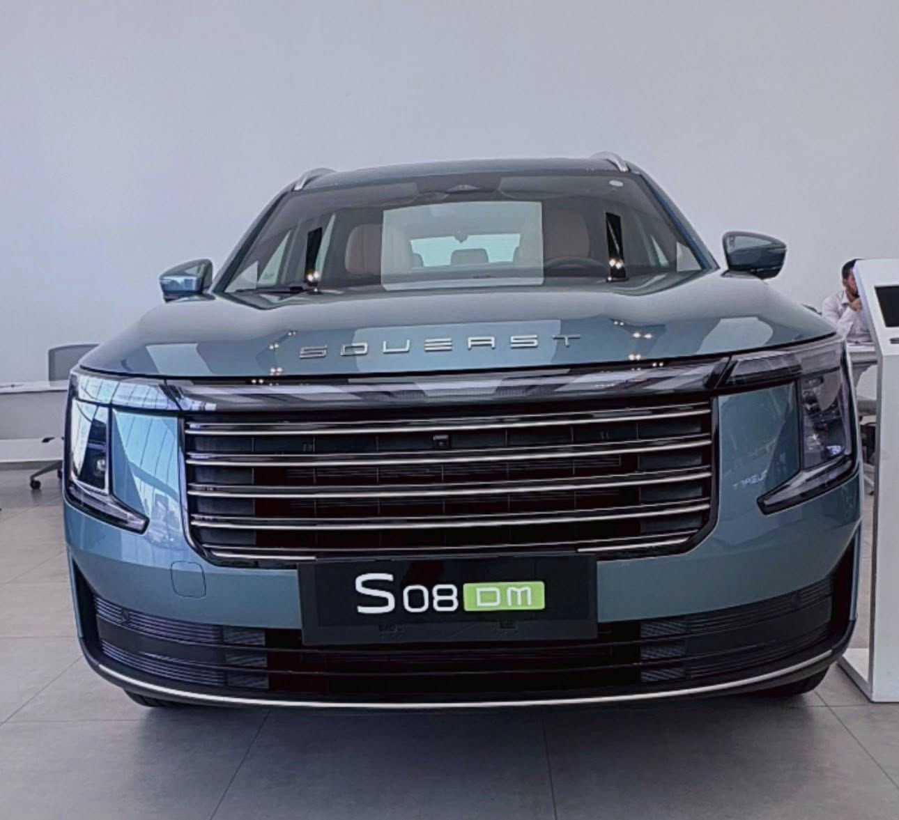 Soueast S08 DM
2026
SUV متوسطة / 7 مقاعد
نظام الدفع
هجين Plug-in Hybrid
المحرك البنزين
1.5 لتر تيربو
قوة محرك البنزين
105 كيلوواط
المحرك الكهربائي
150 كيلوواط
القوة الإجمالية
حوالي 255 كيلوواط (≈ 342 حصان)
العزم
525 نيوتن متر
ناقل الحركة
DHT هجين
نظام الدفع
أمامي FWD
التسارع
60–100 كم/س خلال 4.1 ثوانٍ
البطارية
CATL سعة 18.4 kWh
المدى الكهربائي
حتى 89 كم WLTC
المدى الكلي
حوالي 1000 كم
الشحن السريع
30% إلى 80% خلال 30 دقيقة
الجنطات
19 أو 20 إنش
المواصفات 
شاشة وسطية 15.6 إنش
 • عداد رقمي 10.25 إنش
 • Apple CarPlay وAndroid Auto
 • معالج Snapdragon 8155
 • شحن لاسلكي 50W
 • تبريد وتسخين ومَساج للمقاعد
 • ثلاجة داخلية بالمسند
 • سقف بانوراما
 • 12 سماعة في الفئات العليا من شركة سوني
 • مقاعد كهربائية لجميع الصفوف   ￼

أنظمة الأمان
 • 6 وسائد هوائية
 • كاميرا 360°
 • مثبت سرعة متكيف ACC
 • تحذير التصادم الأمامي FCW
 • فرملة طوارئ تلقائية AEB
 • مراقبة النقطة العمياء BSD
 • الحفاظ على المسار LKA
 • مساعد الزحام TJA   
متوفر لون 
ابيض . اسود . زيتوني 
السعر بدون رقم 37.900.000
السعر مرقم كامل 38.500.000
وكالة هارلم ضمان 10 سنوات 
للحجز 
***********
