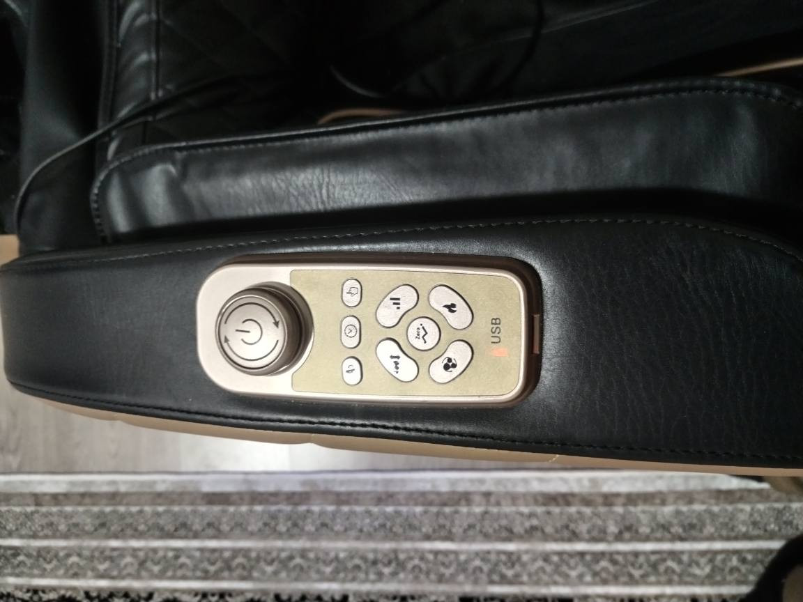 کورسی کارەبایی مەساج زۆر جوان و بێکێشە و مەزبووتە کامل مواسەفاتە ، 6 مۆدی پشت شێلانی هەیە ، بلوتوزە ، هیتەرە ، کارەبای زۆر کەمی ئەوێت ، 6وەرەقە و مەعامەلە ،  لە سلێمانی  *********** السليمانية, العراق
