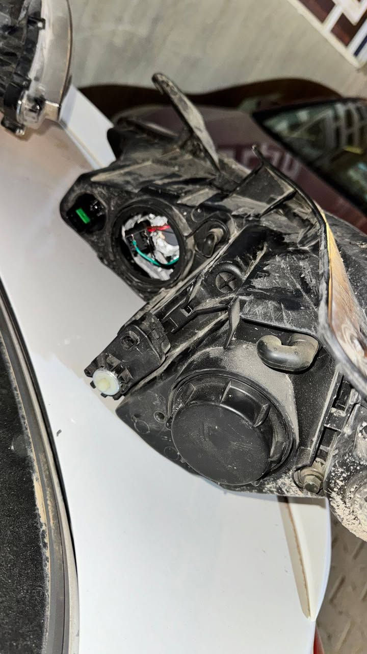 السلام عليكم لايتات سوناتا اثنين واحد نضيف وثاني جامه مكسوره + اثنين بلاجكتورات +دبل مفرد نفس ما موضح ب صوره وفيديوات للبيع وتساب ***********
