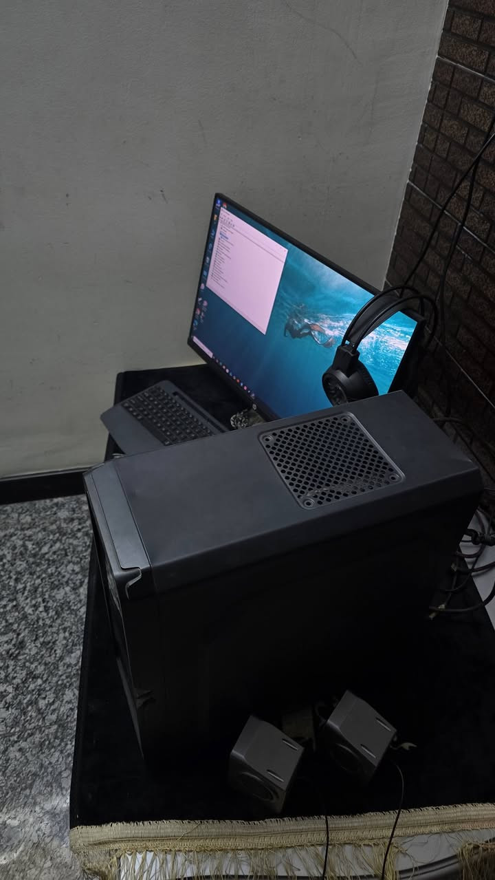 المعالج (CPU): AMD Ryzen 5 3600
كرت الشاشة (GPU): NVIDIA GeForce GTX 1050 Ti
الرام (RAM): 16GB
التخزين:
SSD سعة 120GB (للنظام وسرعة الإقلاع)
HDD سعة 2TB (خزن كبير)
اللوحة الأم (Motherboard): B450M
مزود الطاقة (Power Supply): 500W
للبيع السعر خاص أو الاتصال 
(***********)
