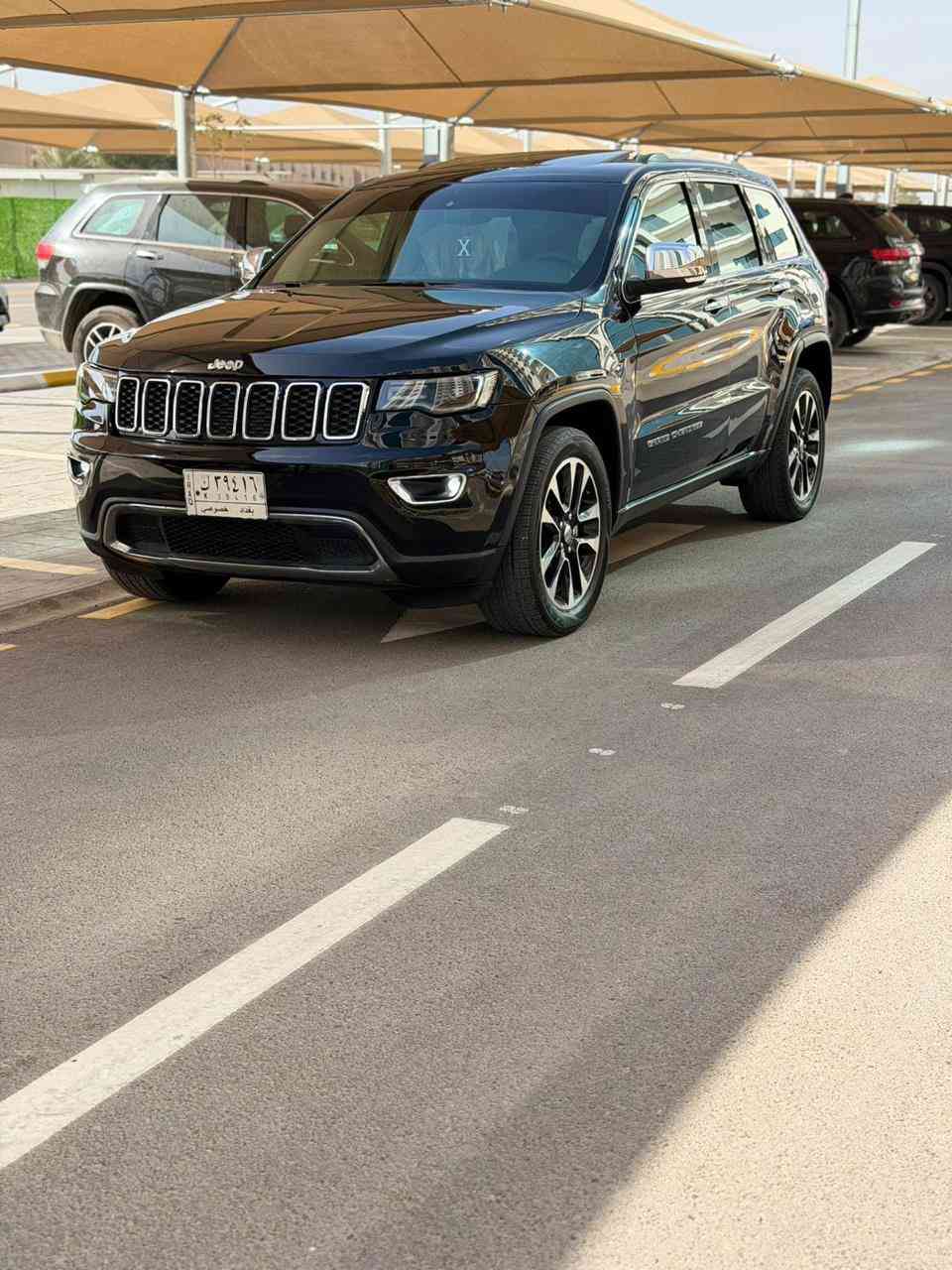 للبيع – جيب شيروكي 2017 Limited فول مواصفات 🚘
🔹 الموديل: Jeep Cherokee 2017
🔹 الفئة: Limited 
🔹 المواصفات: 
🔹 الحالة: ممتازة جداً (Usage خفيف)

🔹 اللون الخارجي: (اسود)
🔹 الداخلية: جلد/فخم بيجي🔥
🔹 التجهيزات والمواصفات الأساسية:
• فتحة سقف بانوراما
• مكيف خلفي
.كشنات كهرباء خزن
• حساسات + كاميرا خلفية
• شاشة لمس متعددة الوظائف
• Apple CarPlay / Android Auto
• مثبت سرعة + تحكم على الدركسيون
• نظام مكابح ABS + ESP
• وسائد هوائية أمامية وجانبية
• عوارض سقف + جنوط ألومنيوم
• نظافة داخلية ممتازة 🚗✨
📍 الموقع: (بغداد العامريه )
💰 السعر المطلوب: (188$)وبيهه مجال 
📞 للتواصل :***********
  

ملاحضات : 3قطع صبغ . . جاملغ امامي ،  بنيد . شبر جاملغ. .  👍
