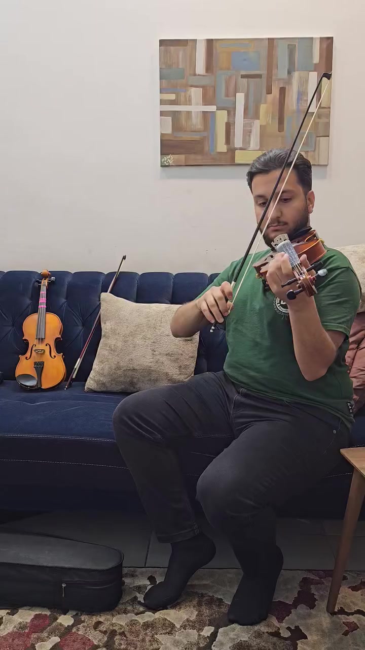 متدربنا الرائع دكتور صديق يعزف lightly Row من كتاب Suzuki بمرافقة البيانو في كورسه الثالث فقط 
كورساتنا التعليمية مستمرة ايام الجمعة والسبت عنواننا المنصور ساحة ابو جعفر المنصور مقابل دائرة جوازات المنصور 
للأستفسار والحجز مراسلة الصفحة او واتساب ***********
