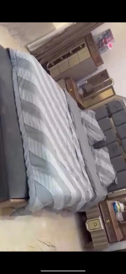 غرفة نوم للبيع فخمة جدا السعر مليونين ونص وبية مجال لليشتري غرفة تتكون من ١١ قطعة غرفة ثكيلة كلش وتكمة تتكون من سرير  وميزين يم السرير وكنتور سلايد ابو اربع بيبان وكنتور ابو بابين وكنتو ثاني ابو بابين وميز تواليت جبير وجرارات  وشازلونة يم السرير  وشازلونة صغيرة مال ميز تواليت ولغرفة كلش راقية وفخمة واخذتة قبل سنة ب اربع ملاين ابيعة مليونين وربع قفل الشراي يتصل ع هذا  الرقم او يستفسر واتساب 
***********
