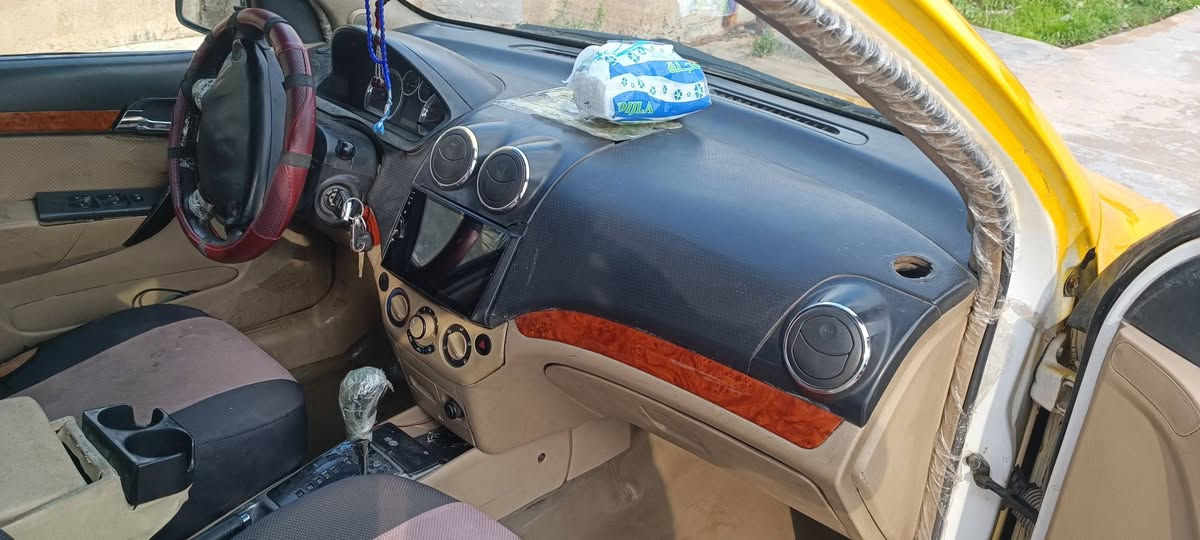 السلام عليكم للبيع افيو موديل 2011فول اوتماتيك تبريد وكلشي بيها شغال السياره مفوله وسقف سلايت بيها رقم كركوك شرط التحويل سنوية لسنة 2028بيها حادث جهة السايق موضح بل صوره مبدل بيها 4قطع جامرلغين وباب السايق وبنيد الشاصي دافع 4اصابع سعرها 55وبيها مجال للشراي رقمي ***********
