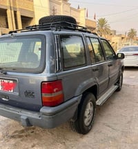 جيب شيروكي موديل 95 بغداد  مكانها بغداد الحسينية الظباط وامحوره فيفيتي...