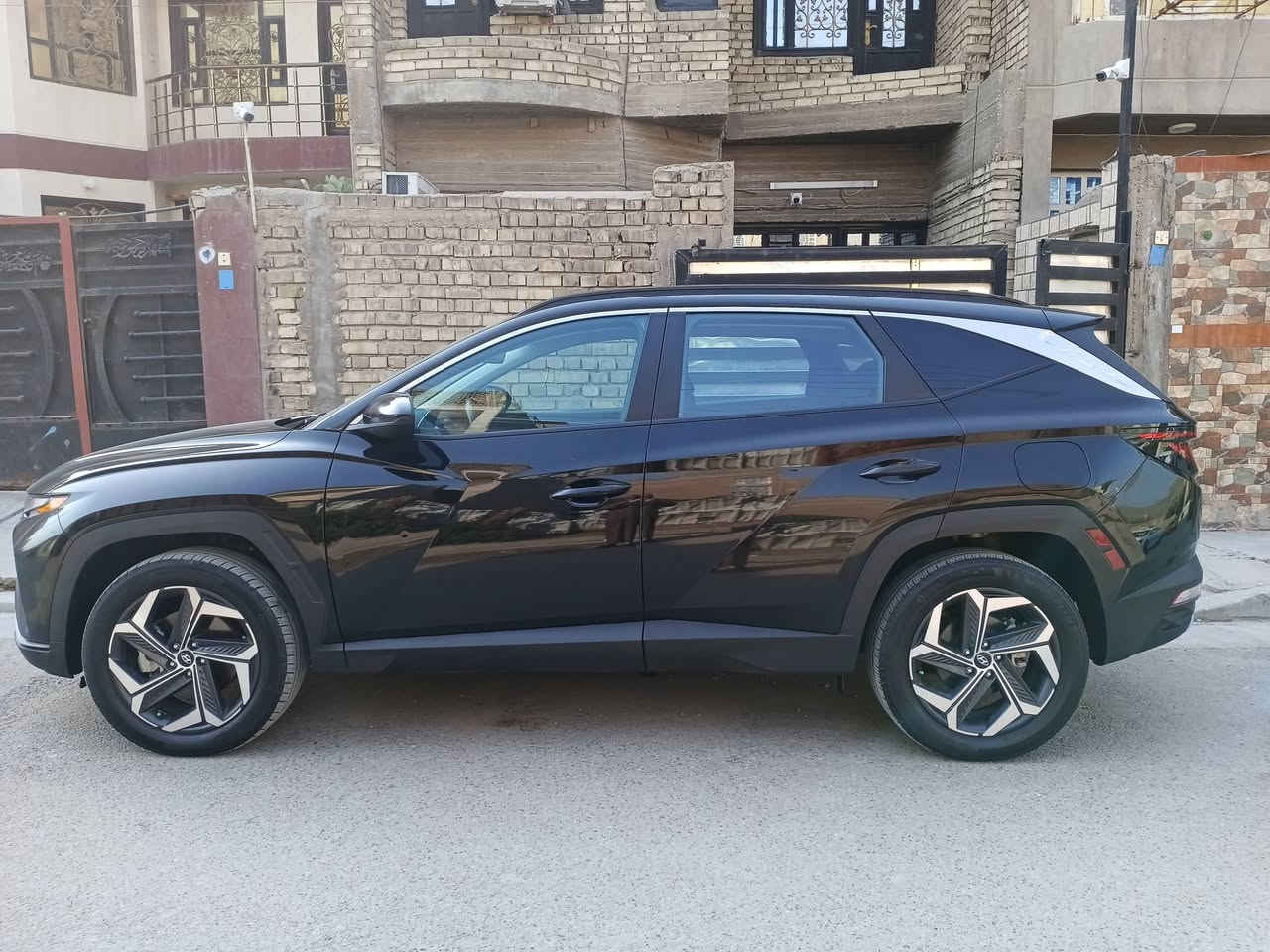 السلام عليكم 
توسان موديل 2024
هايبرد و شحن منزلي وبنزين 
وارد امريكي 
حادثها صندوق بارد
بدون تبديل. ليبل واحد
السياره جديده 
بصمة
ابواب بصمة
صندوق كهربائي
تشغيل عن بعد
لايتات عدسات و زينون
لايت خلفي ليد
كشن كهربائي
كشن هيتر
تبريد قطعتين
شحن وايرلس
نظام (sport,eco,smart)
هندبريك بصمة
كاميرا دواره
رادار امامي 
رادار خلفي 
نقطة عمياء(رادار جانبي)
ويل كب 19
تحديد السرعة
تحديد المسار
تحكم ستيرن
مكانها بغداد 
صور الحادث بالمنشور 
سعر 200$وبيها مجال بسيط
للتواصل :***********
